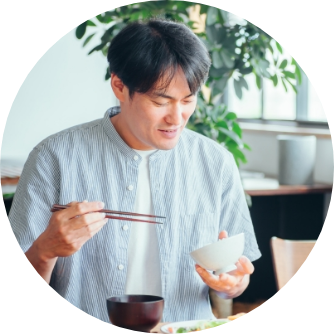 食事中の男性