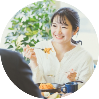 食事中の男性